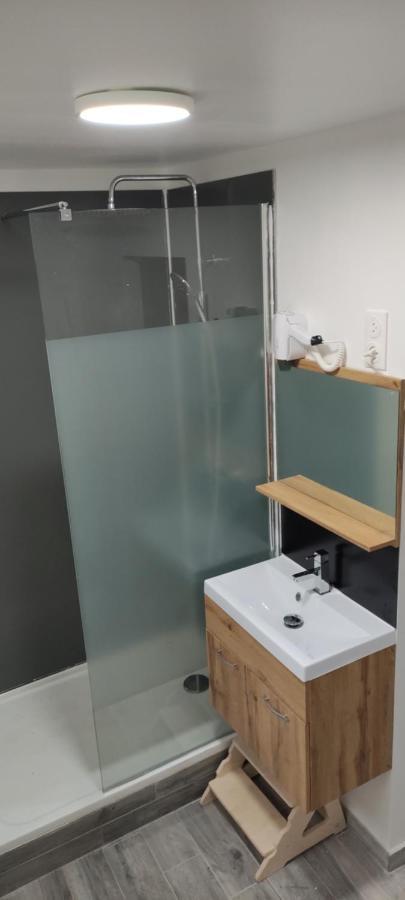 Offrez-Vous Un Sejour Dans Notre Studio T1 Bis A Entressen Une Grande Piscine Pour Se Rafraichir ,Un Espace De Jeux Pour Enfants Pour Des Heures De Divertissement Un Terrain De Petanque Pour Des Parties Endiablees Luaran gambar