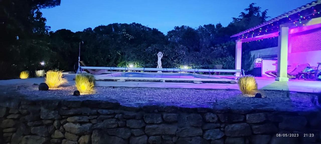 Offrez-Vous Un Sejour Dans Notre Studio T1 Bis A Entressen Une Grande Piscine Pour Se Rafraichir ,Un Espace De Jeux Pour Enfants Pour Des Heures De Divertissement Un Terrain De Petanque Pour Des Parties Endiablees Luaran gambar