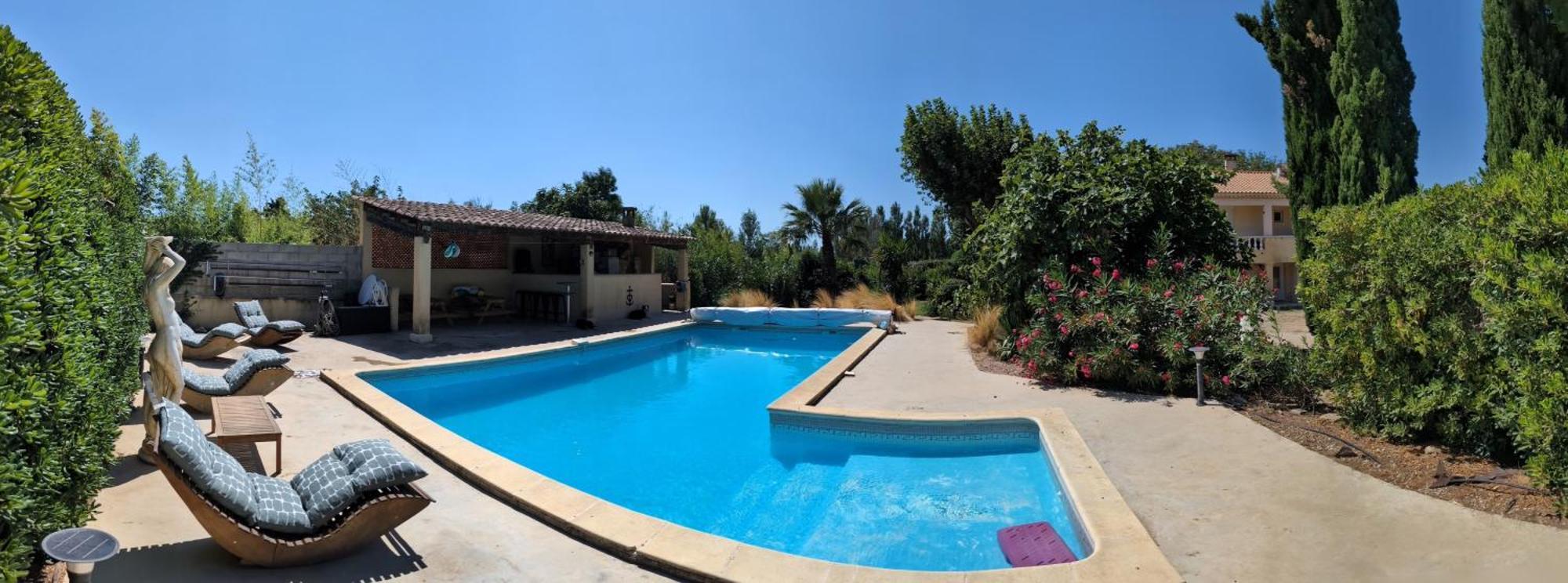 Offrez-Vous Un Sejour Dans Notre Studio T1 Bis A Entressen Une Grande Piscine Pour Se Rafraichir ,Un Espace De Jeux Pour Enfants Pour Des Heures De Divertissement Un Terrain De Petanque Pour Des Parties Endiablees Luaran gambar